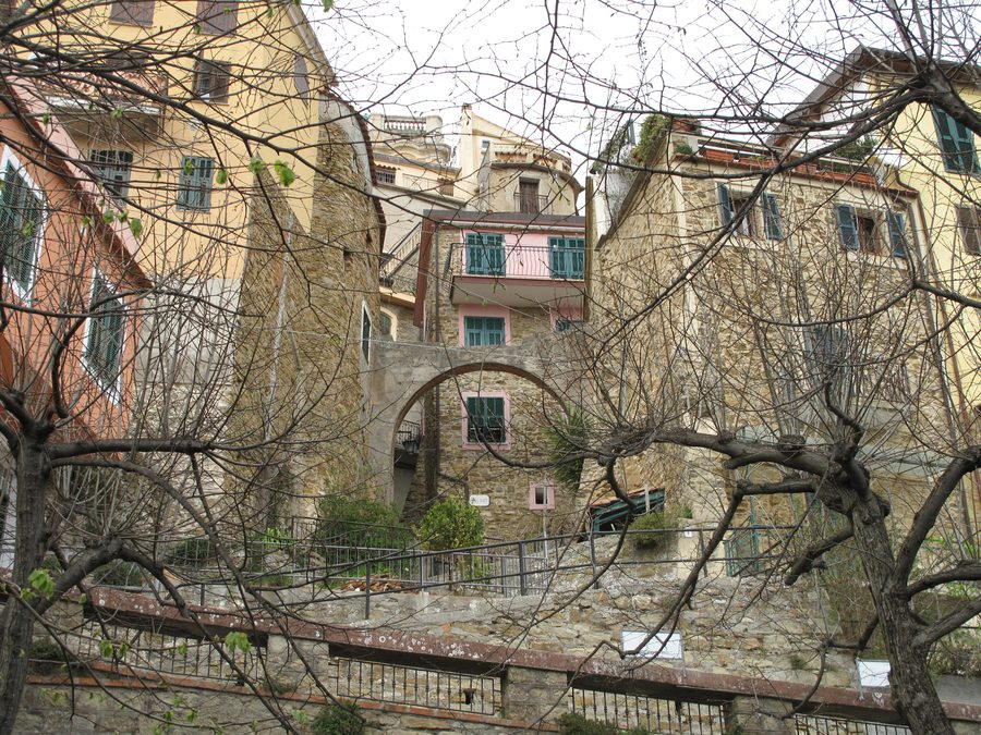 Historische, gewölbte Gasse im ligurischen Ort Perinaldo