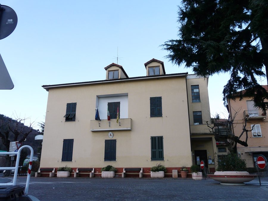 Rathaus im historischen Ortskern von Villanova d'Albenga