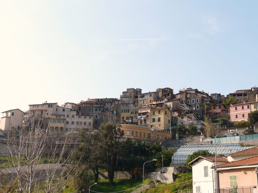 Panoramablick auf San Biagio della Cima in Ligurien