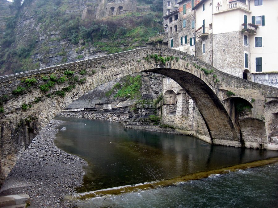 Alte Bogenbrücke Ponte Vecchio in Dolceacqua