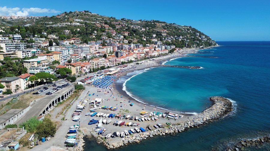 Luftaufnahme von Ospedaletti an der ligurischen Küste