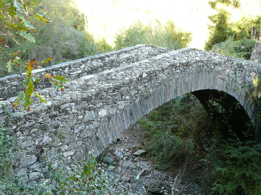 Steinbogenbrücke bei Ognio in Neirone, Ligurien