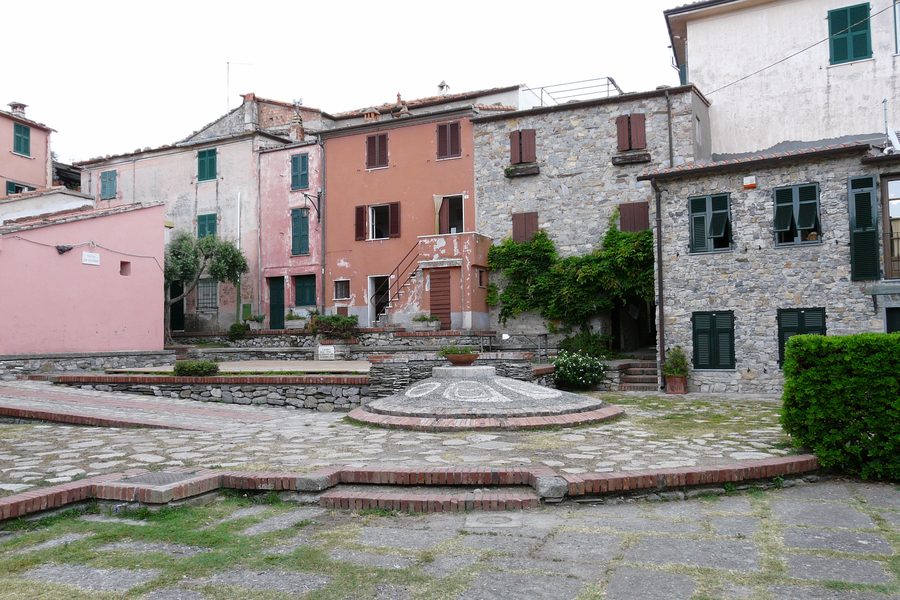 Piazza im historischen Ortskern von Montemarcello in Ameglia, Ligurien