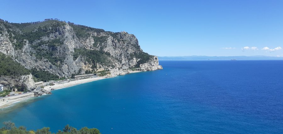 Blick auf Capo Noli von der Torre Saracena bei Varigotti