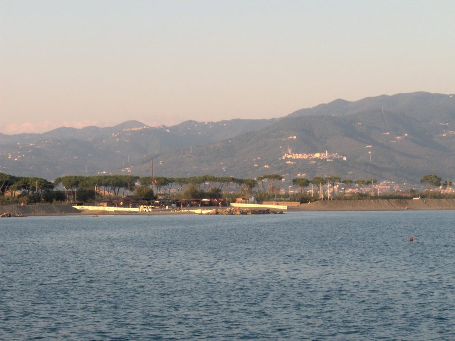 Sandstrand am Küstenbereich von Marinella di Sarzana