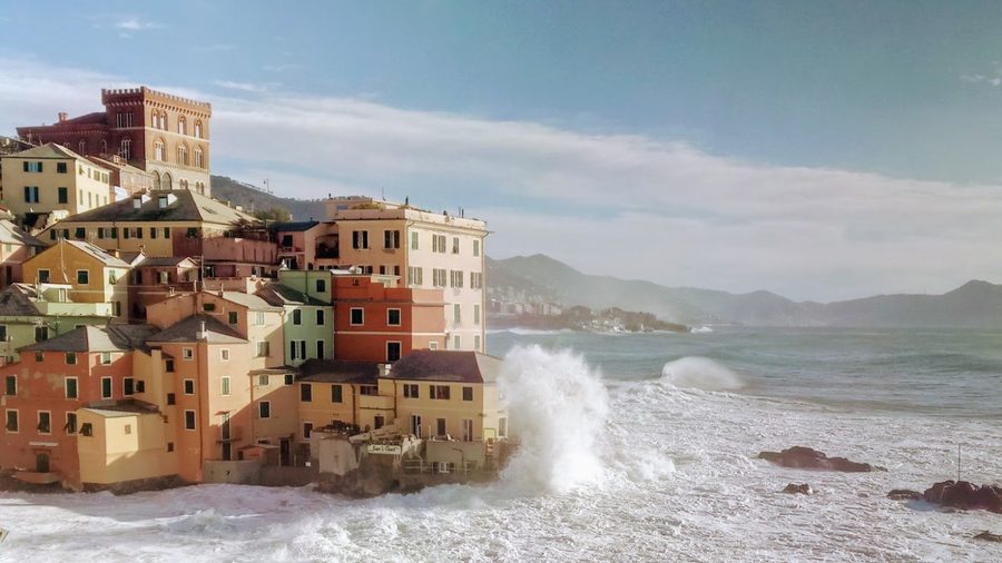 Bunte historische Häuser von Boccadasse an der Küste von Genua