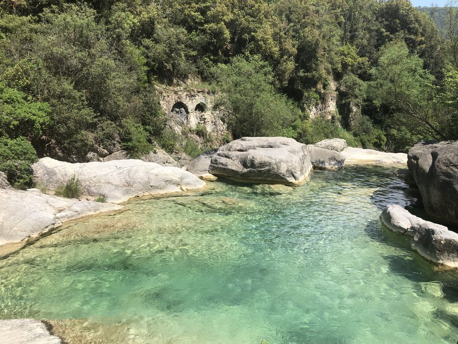 Eines der Wasserbecken „i laghetti“ bei Rocchetta Nervina im ligurischen Hinterland