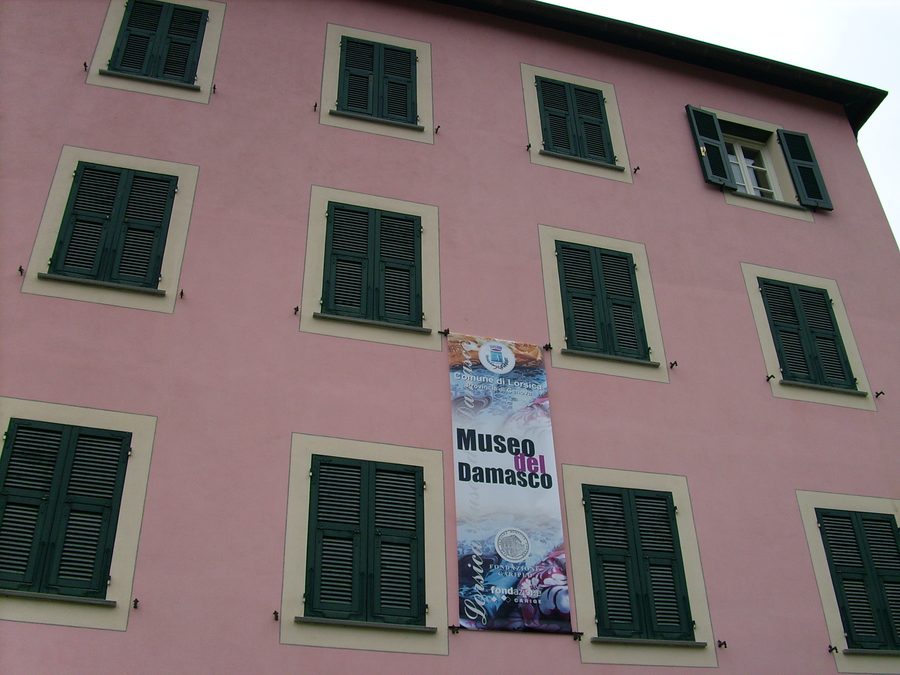 Gebäude des Museo del Damasco in Lorsica