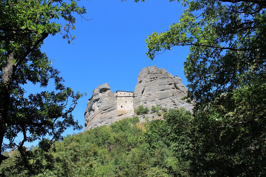 Castello della Pietra zwischen zwei markanten Felsspornen nahe Vobbia