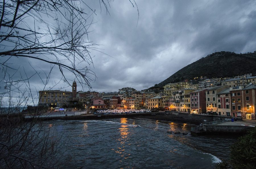 Porticciolo di Nervi mit historischen Häusern an der Küste von Genua