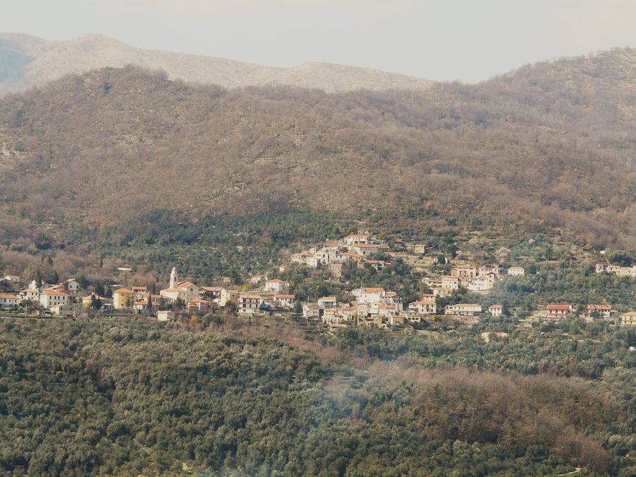 Panorama von Pantasina im Gemeindegebiet von Vasia mit hügeliger ligurischer Landschaft