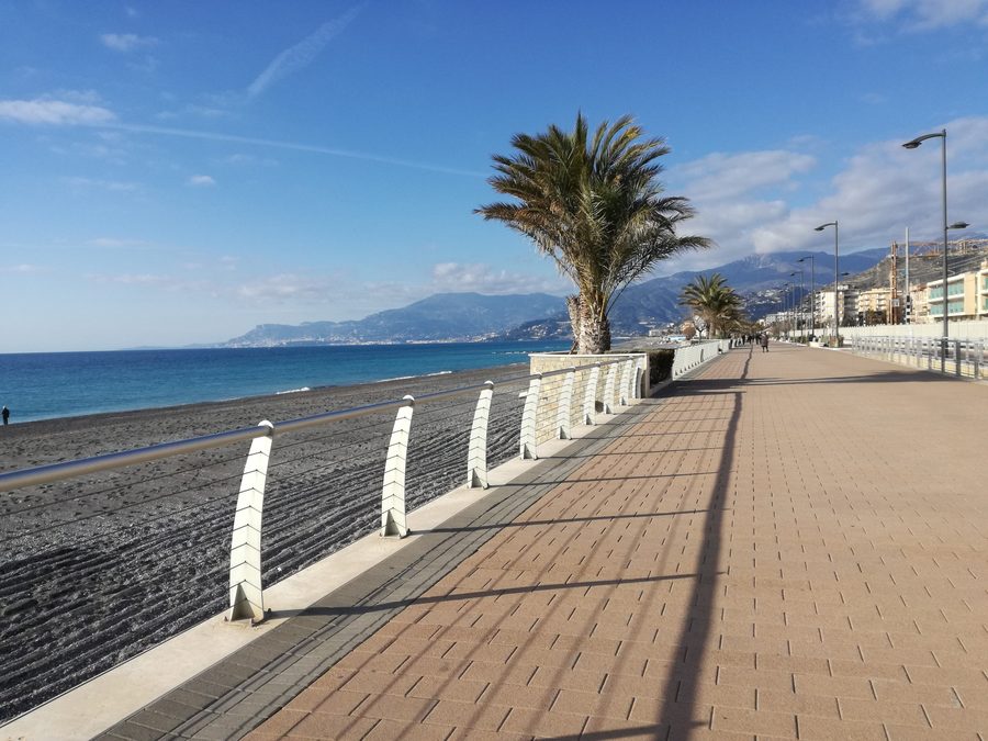 Strandpromenade von Vallecrosia in Ligurien