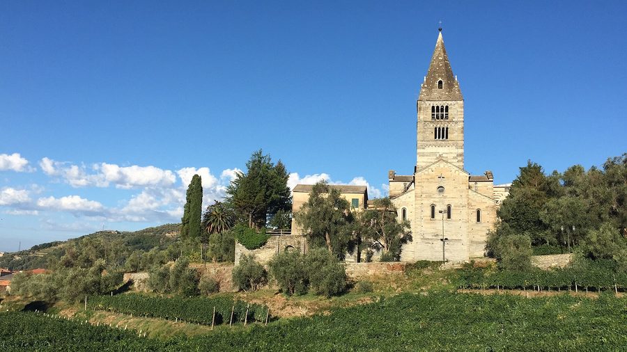 Außenansicht der Basilica di San Salvatore dei Fieschi in San Salvatore bei Cogorno