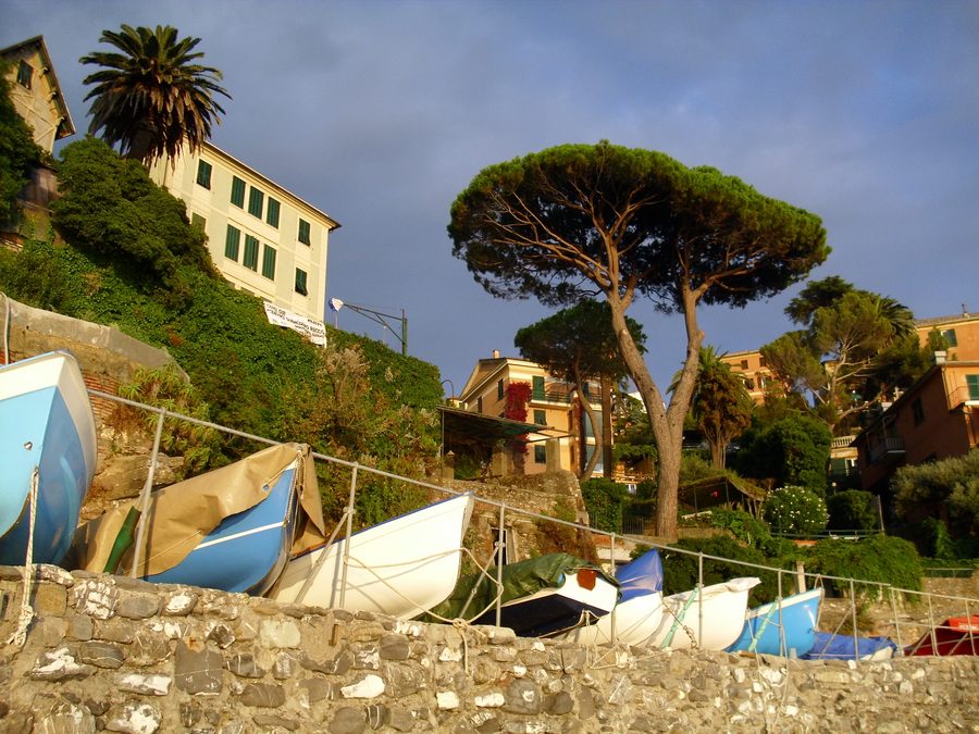 Strand und Küste von Recco im Golfo Paradiso