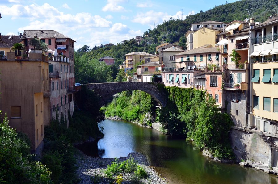 Historische Brücke über den Torrente Lavagna in Cicagna, Ligurien
