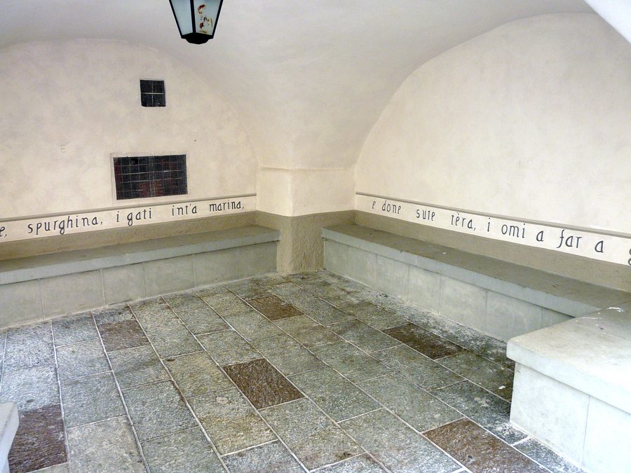 Loggia eines Hauses im historischen Ortszentrum von San Biagio della Cima