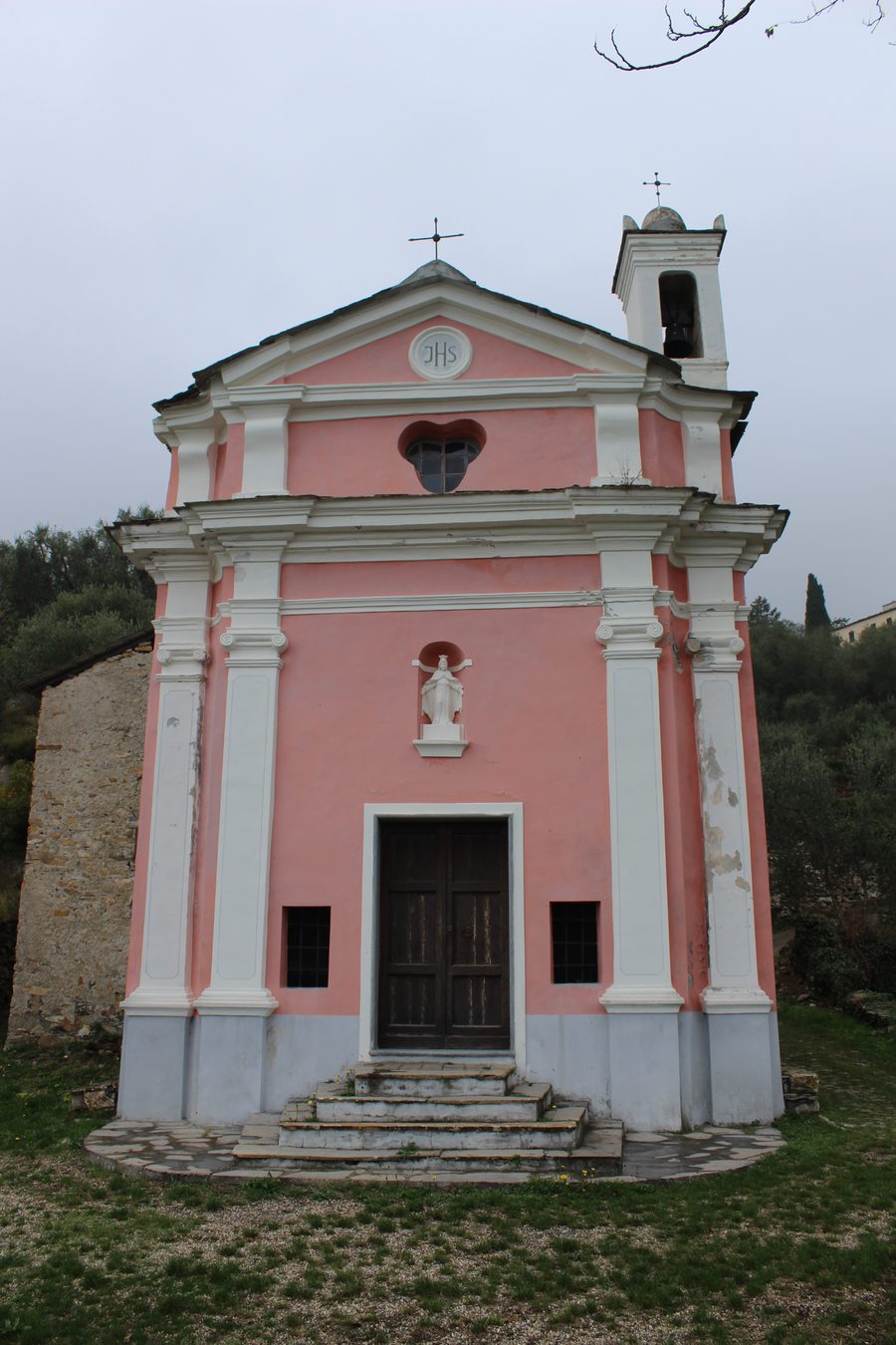 Fassade der Kirche der Verklärung Jesu in Pantasina