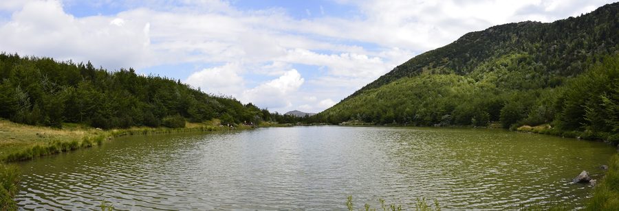Panoramablick auf den Lago Nero bei Ferriere in der Provinz Piacenza