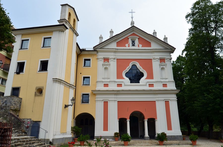 Fassade des Heiligtums Nostra Signora delle Tre Fontane bei Montoggio in Ligurien