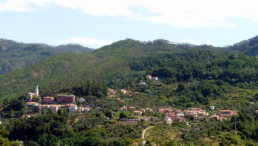 Panorama von Castagnola in Framura mit der hügeligen Küstenlandschaft