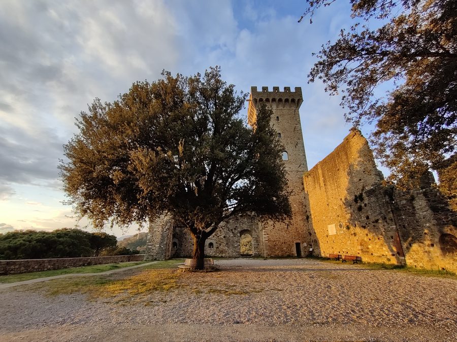 Palazzo dei Vescovi und Turris Magna auf der Piazza Matteotti im historischen Zentrum von Castelnuovo Magra
