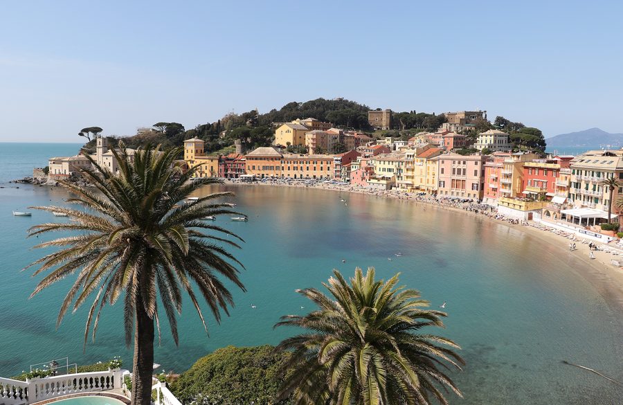 Baia del Silenzio in Sestri Levante mit Strand und farbigen Häusern am Wasser