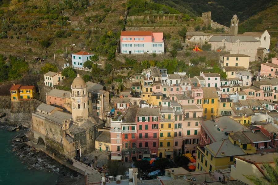 Blick vom Castello Doria auf das historische Küstendorf Vernazza