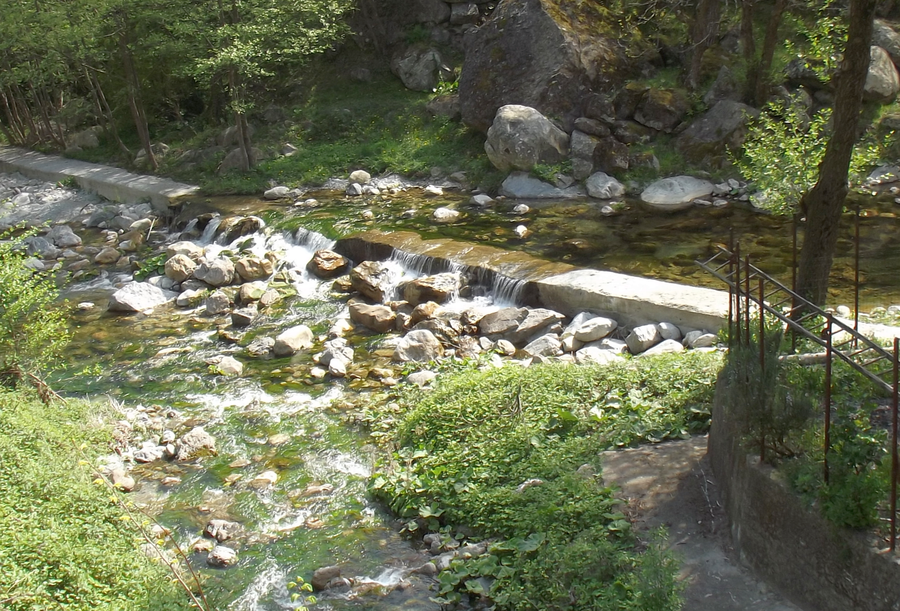Zusammenfluss von Pennavaira und Neva bei Cisano sul Neva in Ligurien