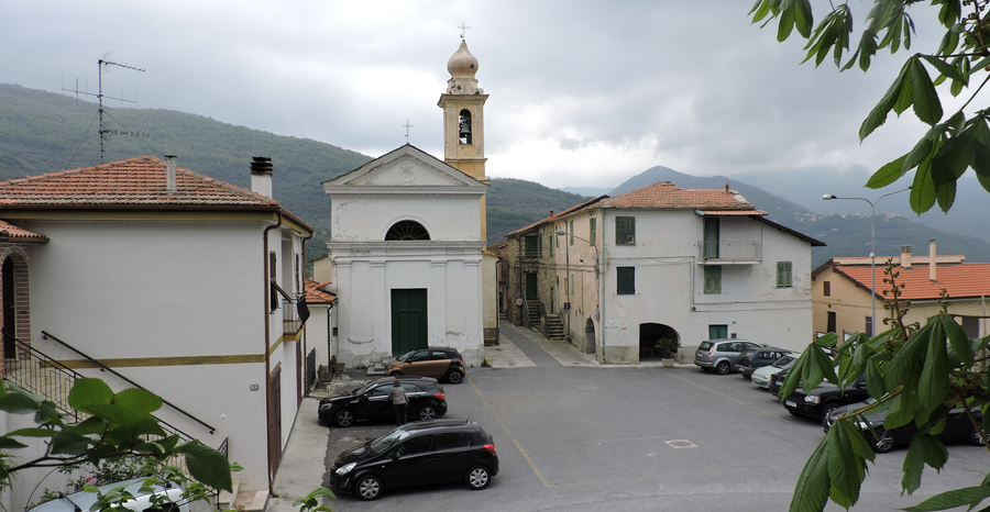 Maro Castello in Borgomaro vor dem Monte Mucchio di Pietre