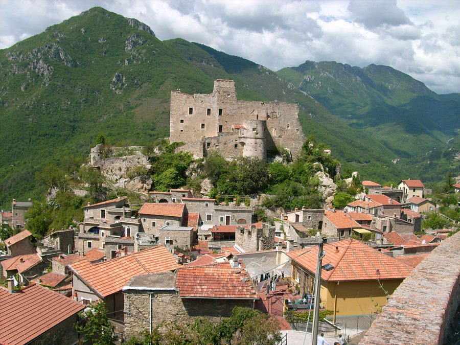 Castelvecchio di Rocca Barbena in Ligurien