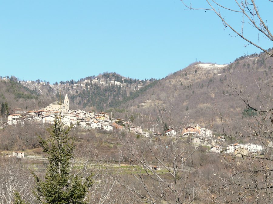 Panorama von Mendatica in Ligurien mit bergiger Landschaft