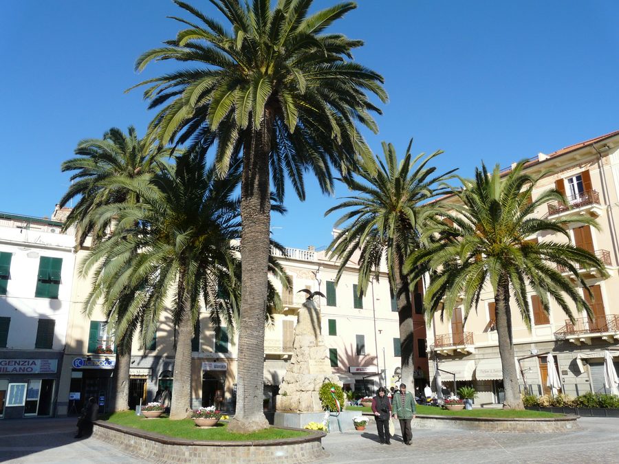 Piazza del Torrione mit dem historischen Torrione in Ceriale