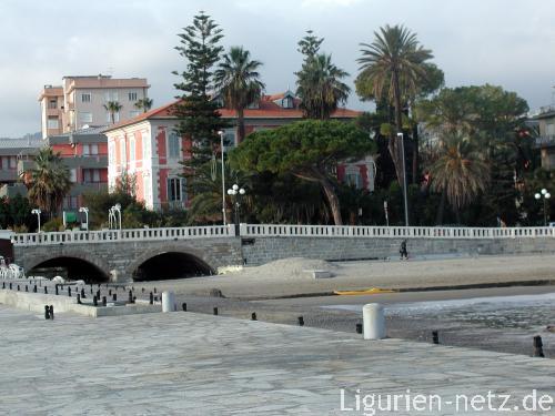 Häuser am Strand, Diano Marina